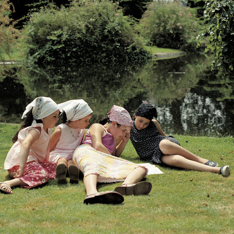 Jeunes filles en pleine lecture © photo Anna Solé