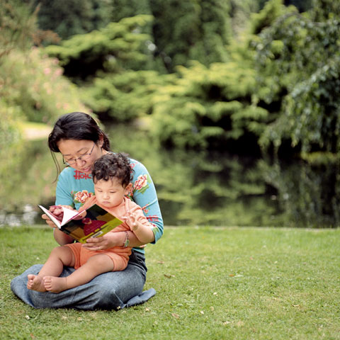 Une maman et son fils en pleine lecture © photo Anna Solé