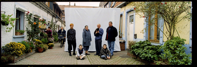 6 people in a courtyard © photo Anna Solé